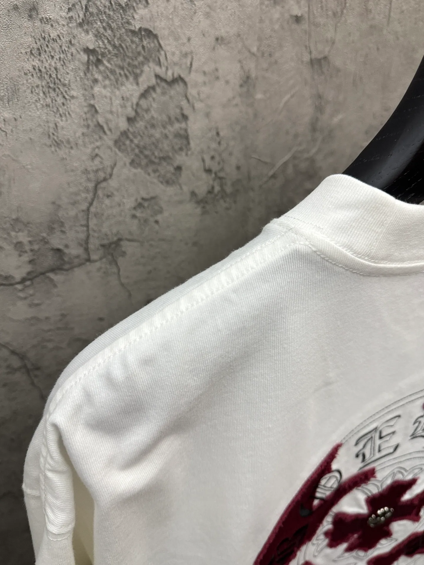 P180 top version, real shot without P, ​​different from market currency) 𝗖𝗵𝗿𝗼𝗺𝗲 𝗛𝗲𝗮𝗿𝘁𝘀/Croxin 2026 spring new original single counter American laser burnt patch embroidered couple short sleeves 👑The highest version! Customized fabric 300 grams, best-selling model at the counter, very comfortable to wear. Accessories: original molded and authenticated collar label ➕ 100% silk wash water label. Genuine purchase-grade original hangtag➕matching hanging rope➕3D hanging beads➕original packaging bag. Craftsmanship: The original version has consistent wiring! The highest version of the armhole matching technique! Color: White Black Size: S M L XL Style No.: 26-2025
